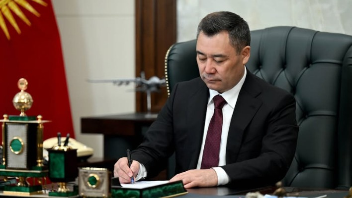 Садыр Жапаров жаңы референдум жөнүндөгү мыйзамга кол койду