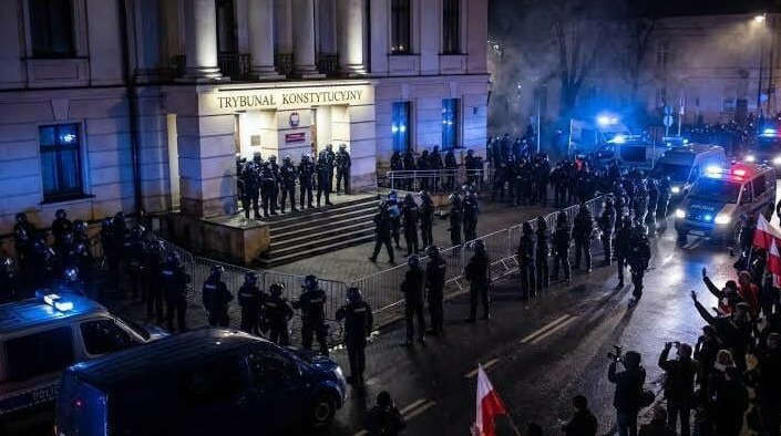 Польшадагы саясий кризис: Президент премьерди мамлекеттик төңкөрүшкө аракет кылууда айыптады