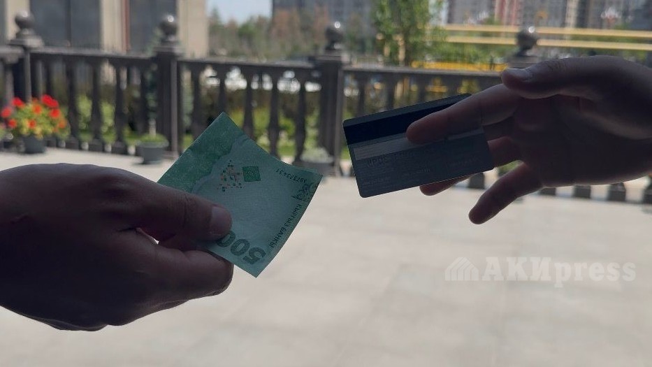 МВД предупреждает: передача банковских карт и счетов за деньги грозит уголовной ответственностью