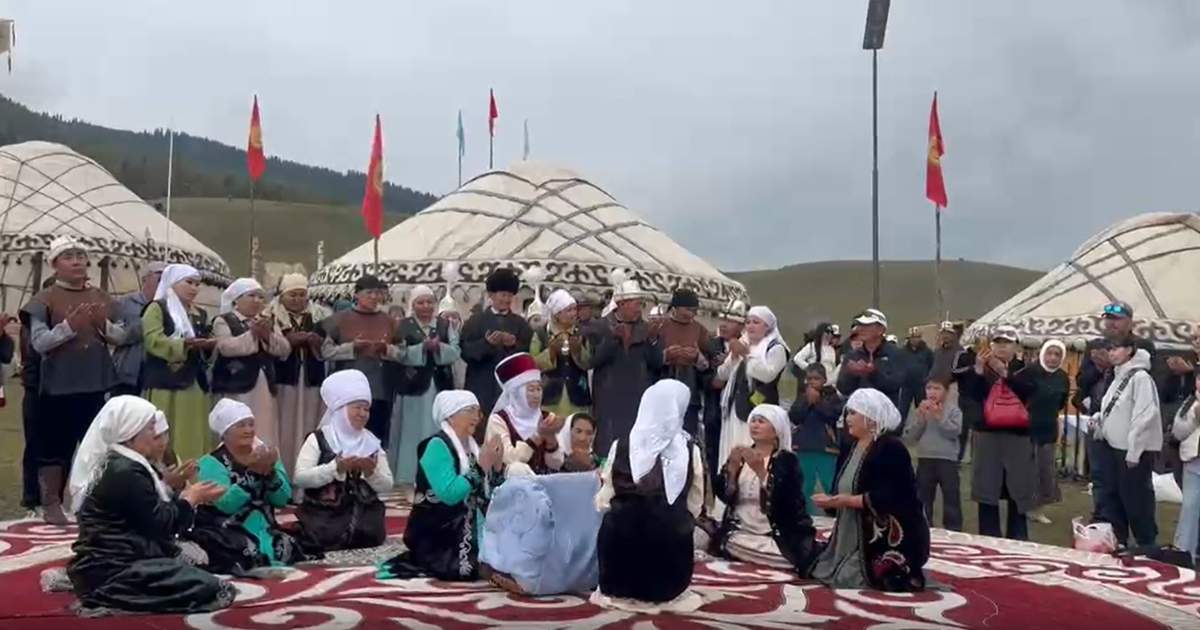 Традиции Иссык-Куля: Представители области показали обряд укладывания младенца в колыбель