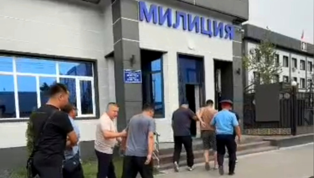 Манаста чет элдик үч жаран жергиликтүүлөр менен чыккан кагылышуунун айынан кармалды