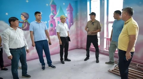 Бишкек мэри шаардагы жолдор, мектептер жана социалдык объектилериндеги курулуштарды көзөмөлдөдү