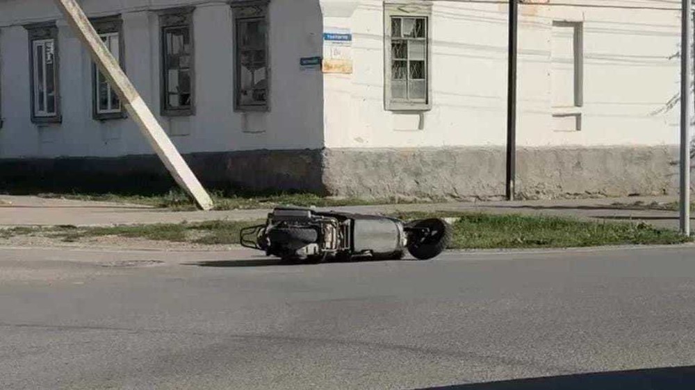Караколдо мопед менен Lexus кагылышты: эки өспүрүм жаракат алды