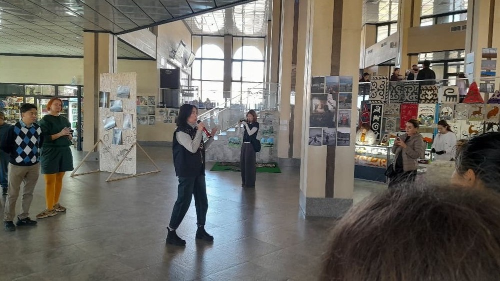 Каракол автовокзалында «Почтадан чыкпаган Кыргызстан» ма}})^{ выставка ачылды
