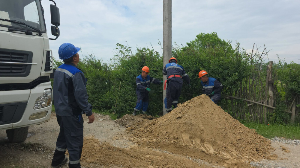 Джалал-Абад электр тармактары модернизациялоодон өтүүдө: 816 темир-бетон мамылар орнотулду
