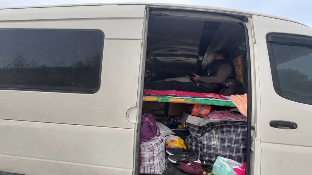 «Mercedes-Benz Sprinter» айдоочусу лицензиясыз жүргүнчү ташуу үчүн айыпталды