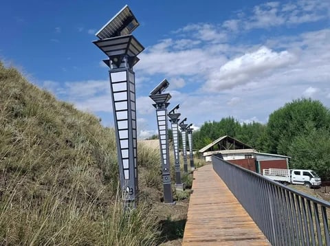 Нарын шаарында РТС аймагындагы панорамага күн энергиясы менен иштеген заманбап шамдар орнотулду
