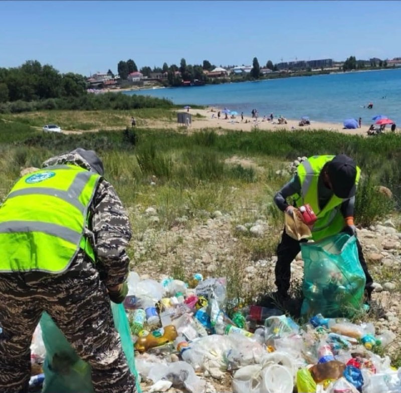 Чолпон-Ата пляжларында күн сайын тазалоо жүрүп жатат, бирок калдыктар көбөйүп жатат