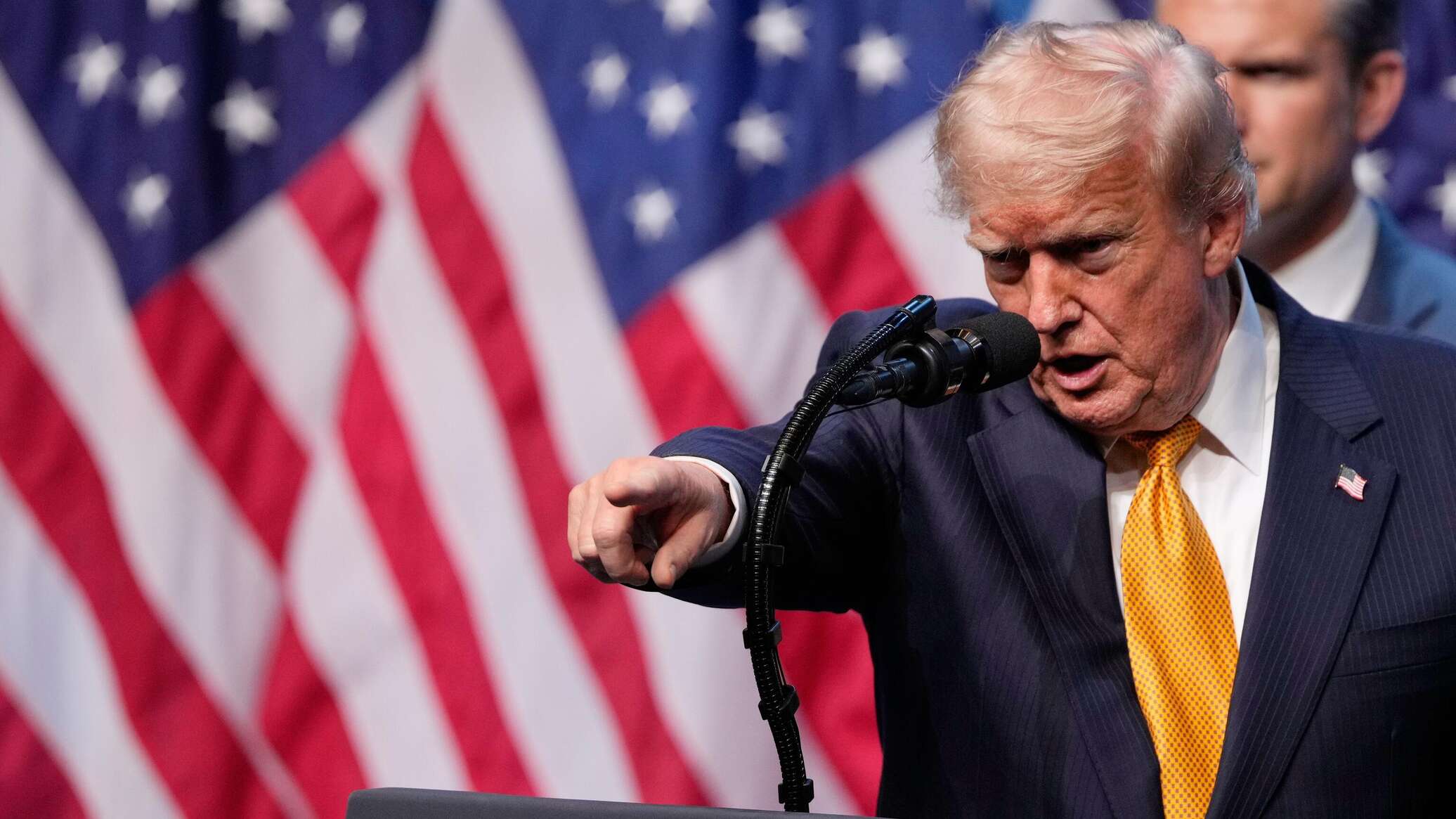 Трамп Иранды кайрадан чабуулдар менен коркутту; АКШ менен Иран Перс булуңунда куралдык согушту улантууда