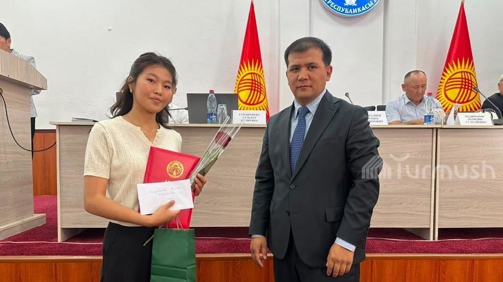 Ак-Суу районунда ОРТдан 200дөн ашык балл алган жогорку көрсөткүчтөгү бүтүрүүчүлөр сыйланды