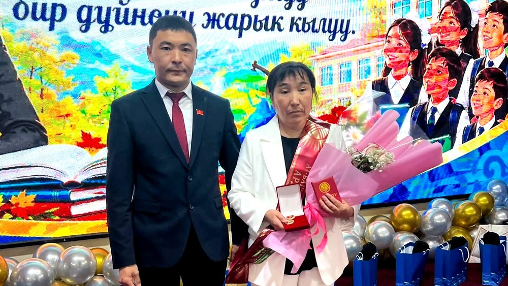 Мугалим Айгүл Өскөнова Ат-Башыда «Урматтуу Жаран» сыйлыгын алды