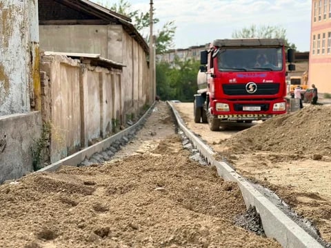 В Оше продолжается капремонт улицы Аношина: завершена укладка асфальта и строительство тротуаров