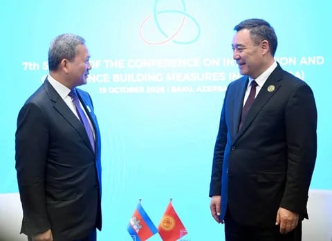 Кыргызстандын Президенти Садыр Жапаров Камбоджанын Премьер-министри Хун Манет менен жолугушуп, кызматташтыкты бекемдөө боюнча сүйлөшүштү