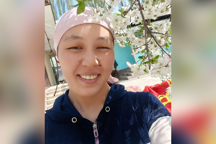 Аксыда 25 жаштагы үч баланын энеси каза болуп табылды: туугандары суицид деген версияга шек келтирүүдө