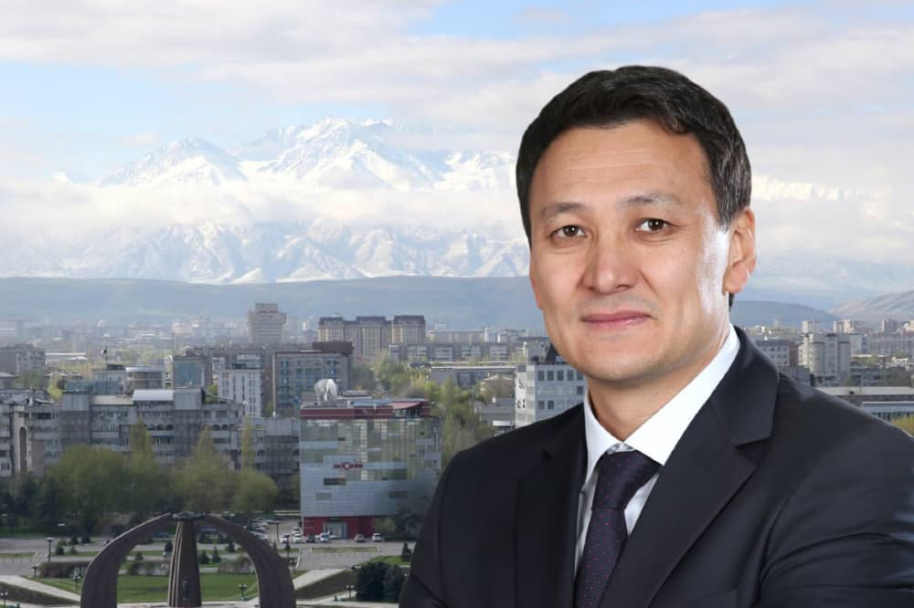 Аймен Касенов Кыргызстандын президенти кызмат ордуна кайра жолу берип жатат