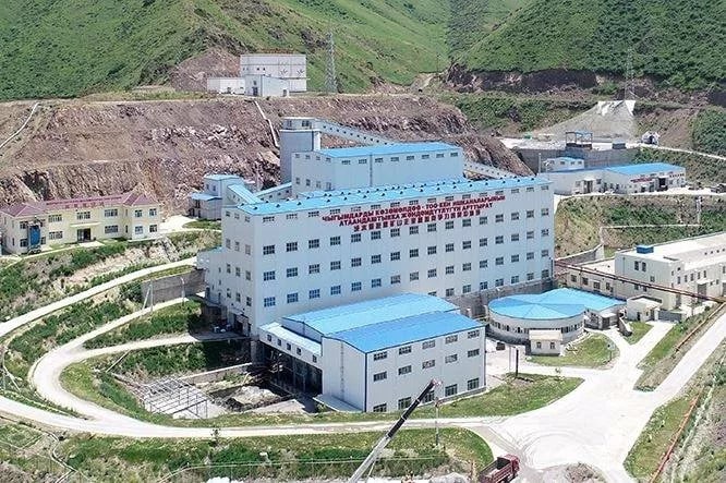 Чүйдө алтын кени компаниясынын аймагындагы кытайча жазуу алынып салынууда