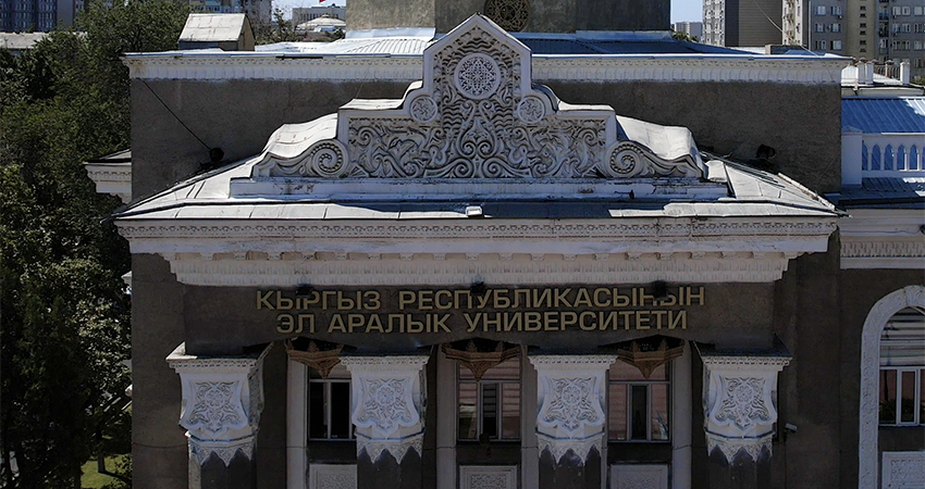 МУКРдин Бишкектеги имаратында күн панелдери коюлуп, университете жашыл энергетика киргизилүүдө