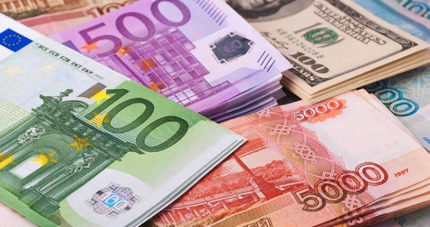 Рубль 1,06 сомдон төмөндөдү, евро менен тенге кымбаттады: 13-августтун валюталык курстары