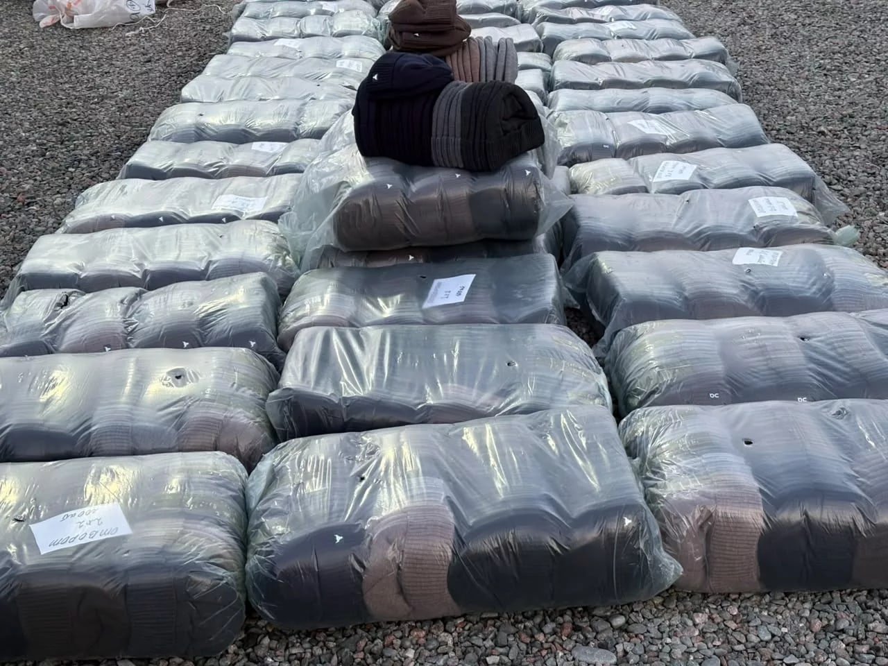 Более 800 тыс. сомов товара: люди переносили груз через границу без документов
