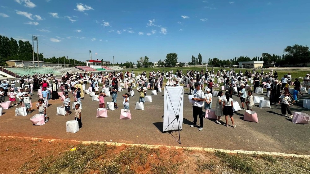 Баткен облусунда муктаж үй-бүлөлөрдөн 460 балага кийим берилди