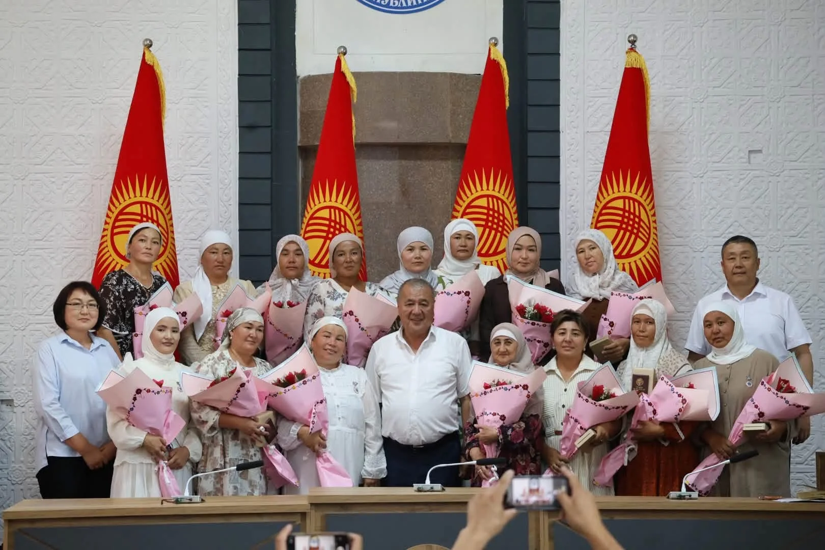 В Араванском районе вручили государственные награды 16 многодетным матерям