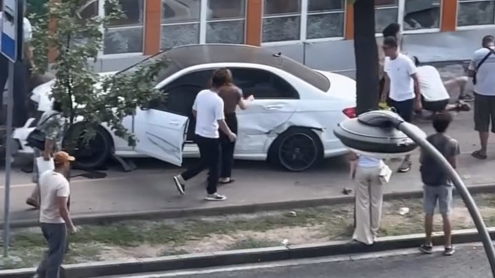Бишкекте Mercedes жол кырсыгынан соң тротуарга чыгып, жөө жүргүнчүлөрдү сүздү