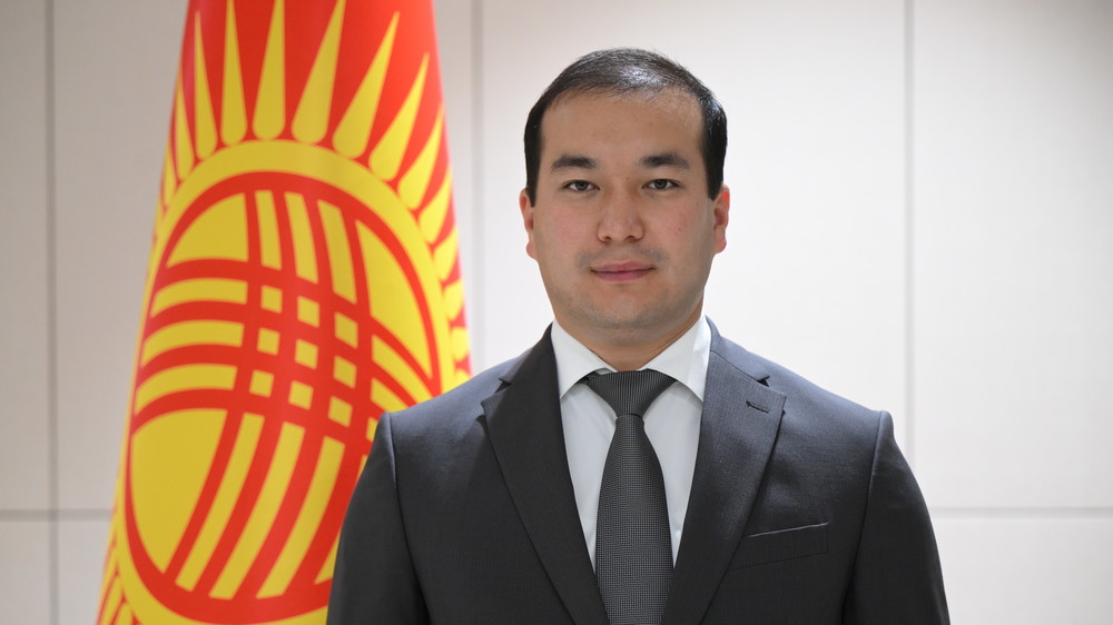Поклон жениха на свадьбе — проявление уважения, а не унижение