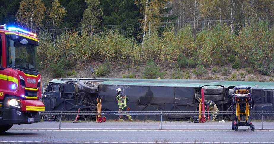 В Швеции на трассе перевернулся двухэтажный автобус с пассажирами