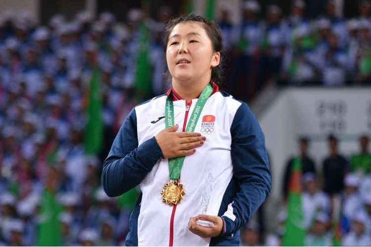 Оштон чемпионка дүйнө чемпионатындагы карьерасын убактылуу токтотту, анткени апасына боорунун бир бөлүгүн донорлук кылууга туура келди