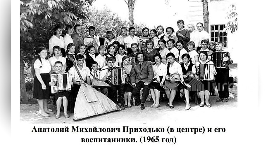 Киевдин мурдагы дирижери Анатолий Приходько Орловка шаарында балдарды музыкага үйрөттү
