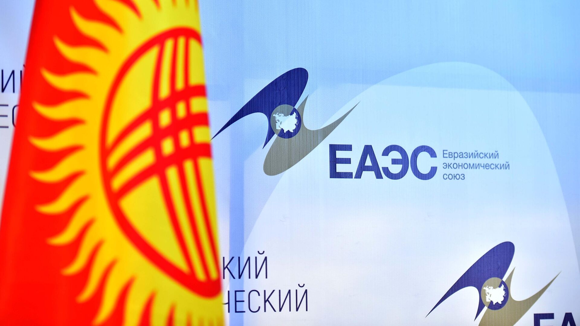 Минэкономика ишкерлерди ЕАЭБ сертификаттарын алуу үчүн делдалдарга кайрылбоого чакырды