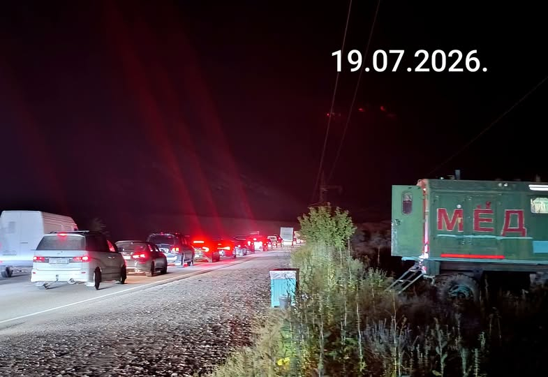 Трасса Балыкчы — Бишкек встала в многокилометровой пробке из-за возвращения отдыхающих с Иссык-Куля