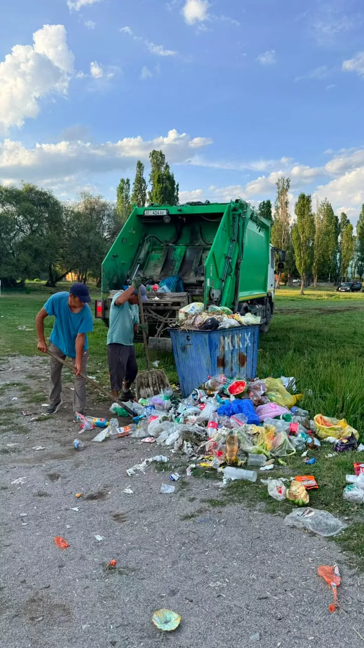 Муниципальное предприятие оштрафовано за выброс мусора в пляжной зоне Иссык-Куля