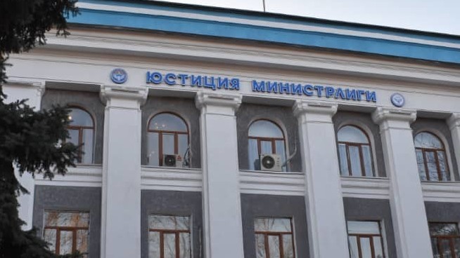 Минюст сотторду жүктөн бошотуп, зыянды кайтаруунун так мөөнөттөрүн сунуш кылды