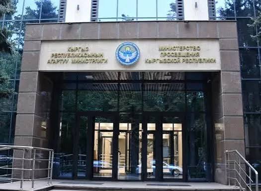Бюджет Минпросвещения КР: большая часть средств пойдет на зарплаты, выделены средства на технику и учебные материалы