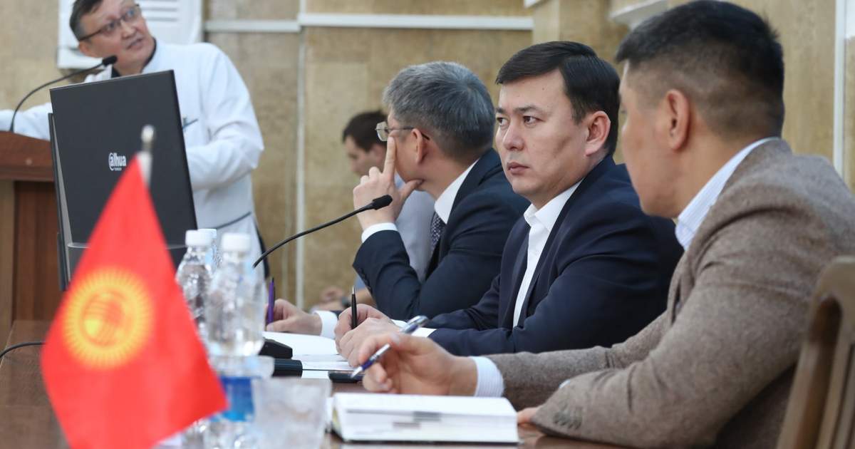 Улан Маматканов посетил НИИХСТО: Заместитель главы кабмина раскритиковал задержки ремонта и управление