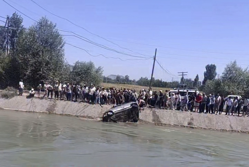 Ош облусунда автоунаа каналга кулап, бир адам куткарылып, бирөө каза болду