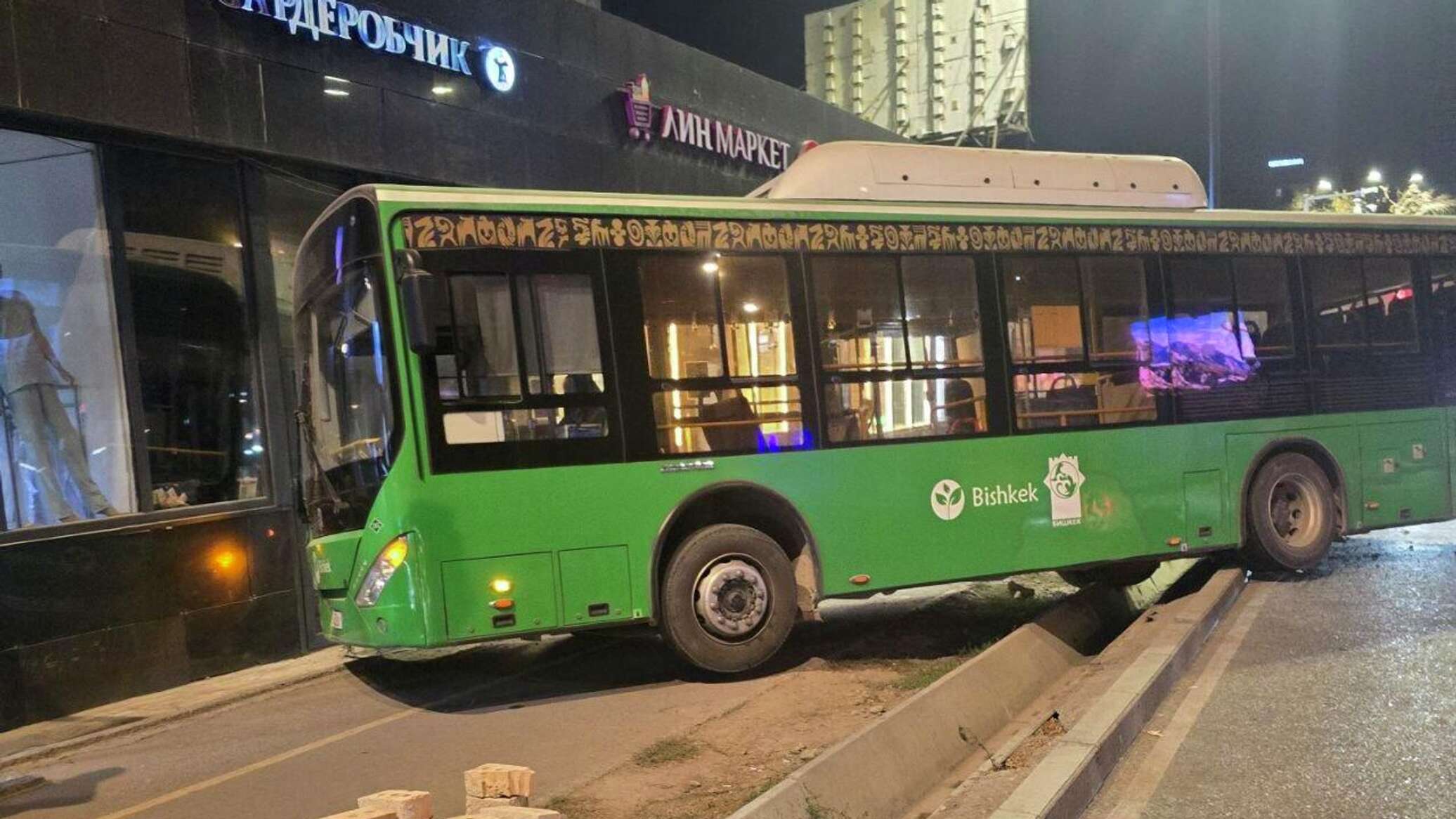 Бишкекте автобус жеңил унаа менен кагышып, тротуарга чыгып кетти
