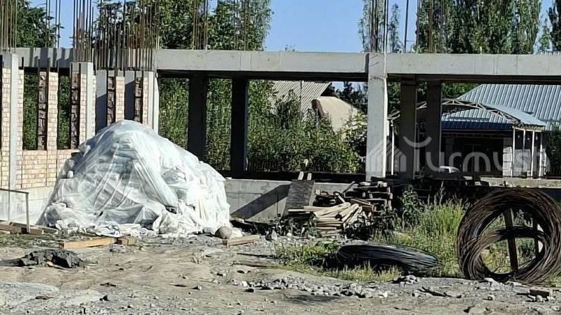 Жители Кепер-Арыка обратились к президенту: строительство новой школы замерло на полгода