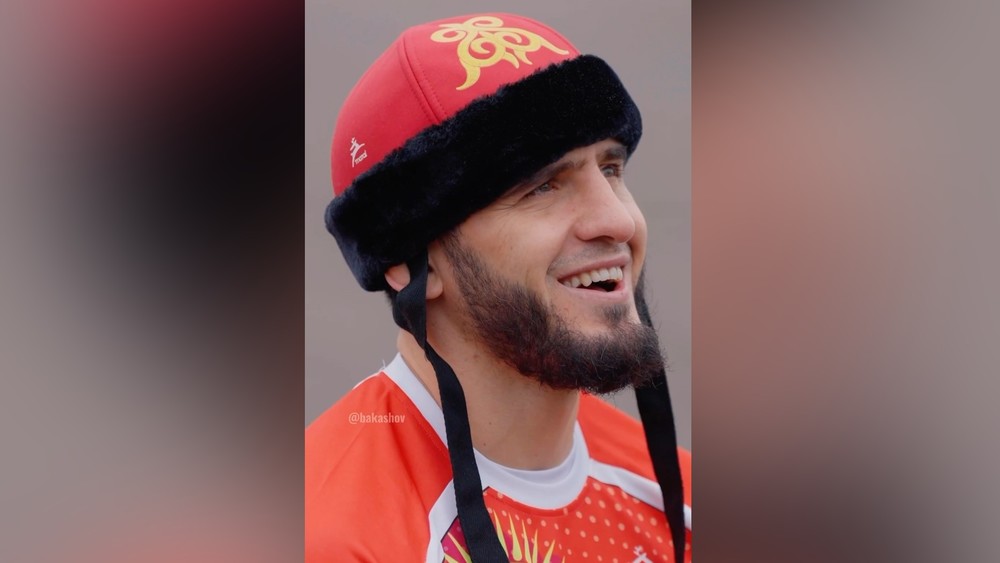 Ислам Махачев в Кыргызстане попробовал национальную игру кок-бору