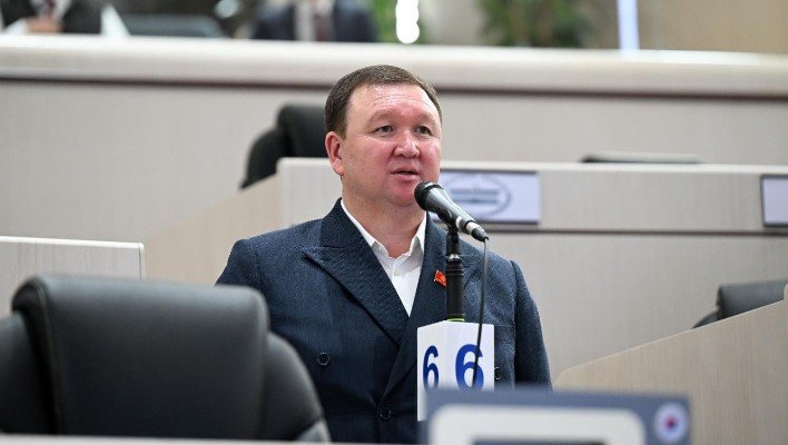 Депутат Мирлан Жеенчоров Бишкектеги тармак көйгөйүн чечүү боюнча автобус сатып алууну сунуштады
