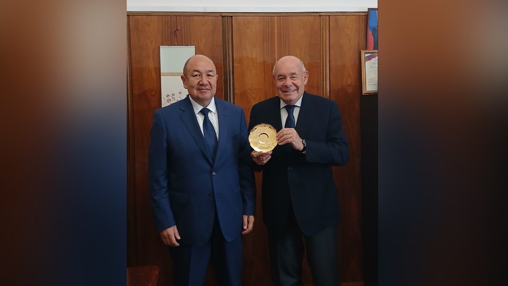Кыргызстандын Россиядагы элчиси Айтматов менен Толстойдун мааракелери боюнча Кремлдин өкүлү менен сүйлөштү