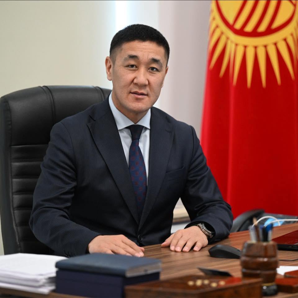 Дайырбек Орунбеков соодага жалаа тараткан аккаунттар үчүн кармоо менен коркутту
