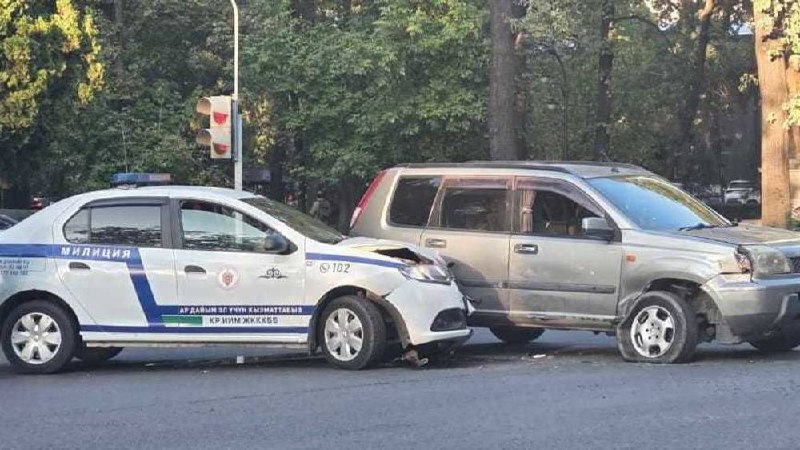 В центре Бишкека патрульная машина попала в ДТП на пересечении Московской и Эркиндик