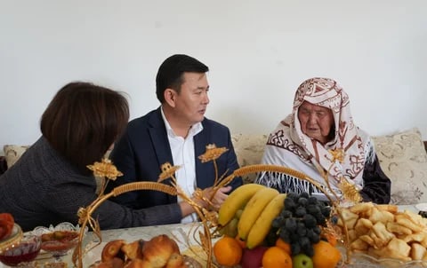 Улан Маматканов посетил долгожительниц Иссык-Кульской области и анонсировал повышение пенсий