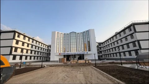 В Оше завершено на 90% строительство новой школы имени Салижана Жигитова на 1200 мест