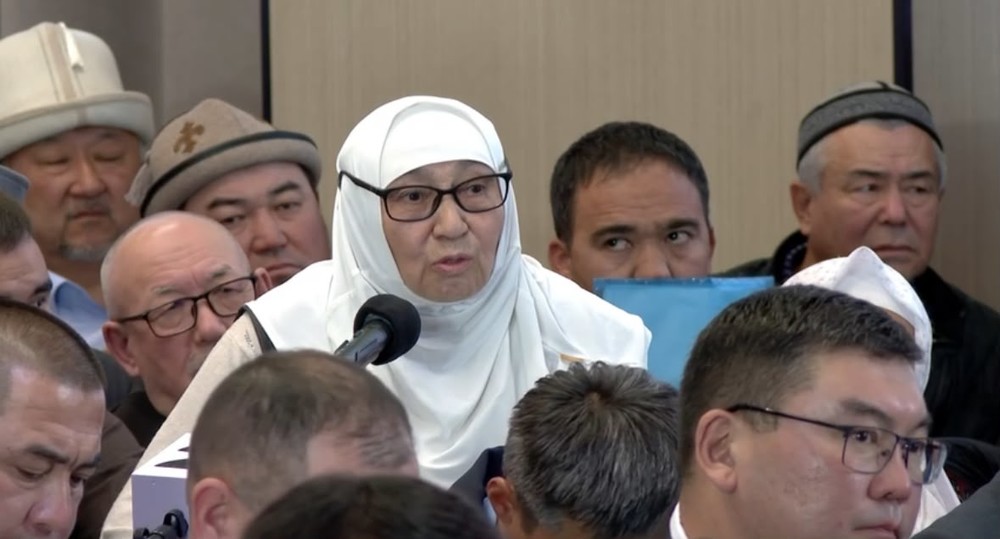 Жалал-Абад облусунун тургундары менен жолугушуу кезинде пенсионердин маалыматы: 1998 жылдан бери квартира алууга мүмкүнчүлүк жок