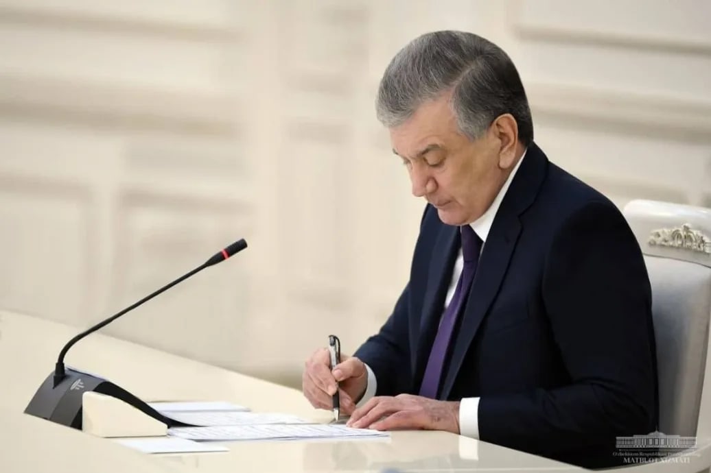 Шавкат Мирзиёевдин кол кошуп, балдарды коргоого мыйзам күчөттү: педофилдерге өмүр бою жаза