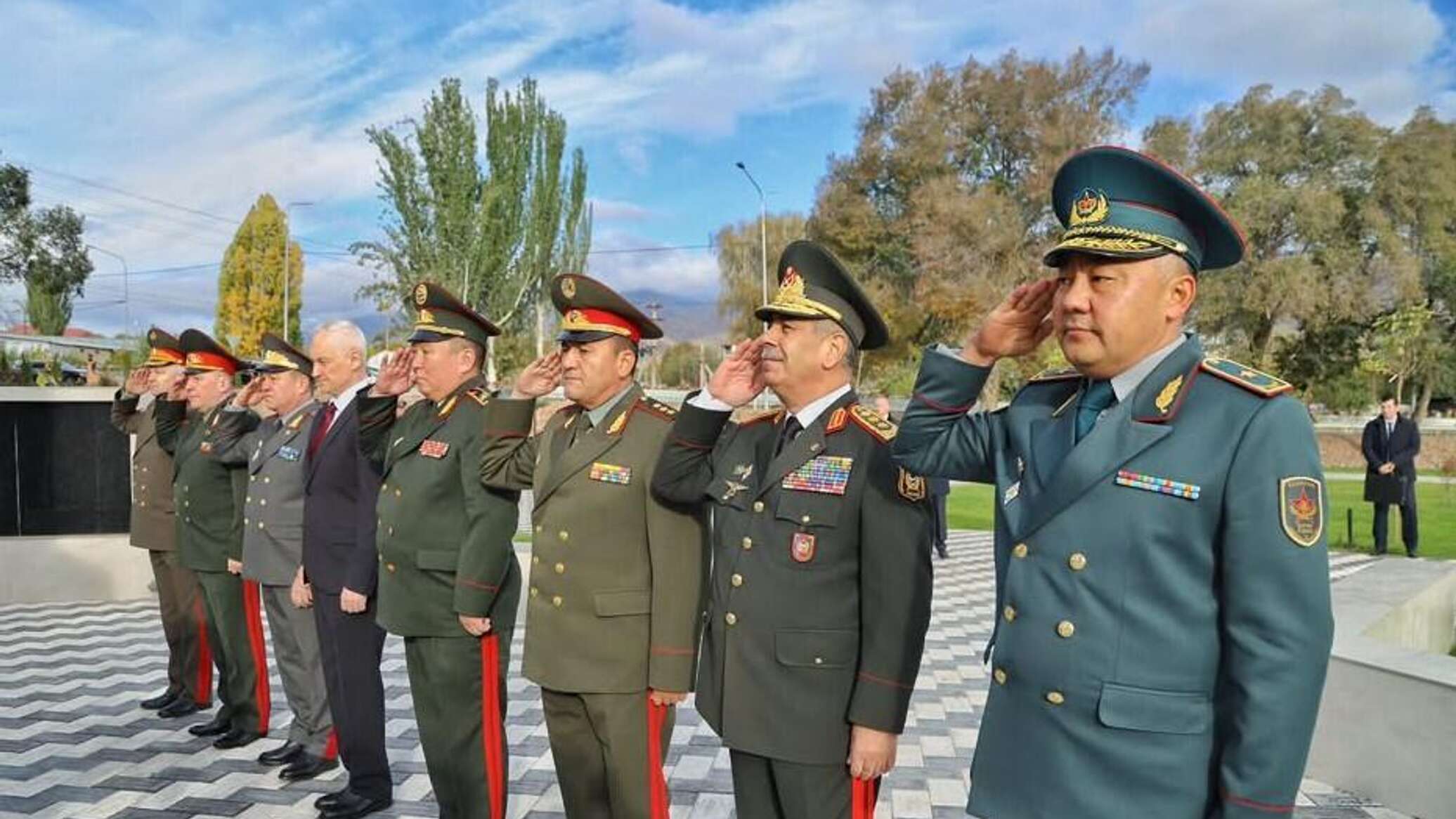 Делегации министров обороны стран СНГ прибыли в Кыргызстан для заседания Совета министров обороны