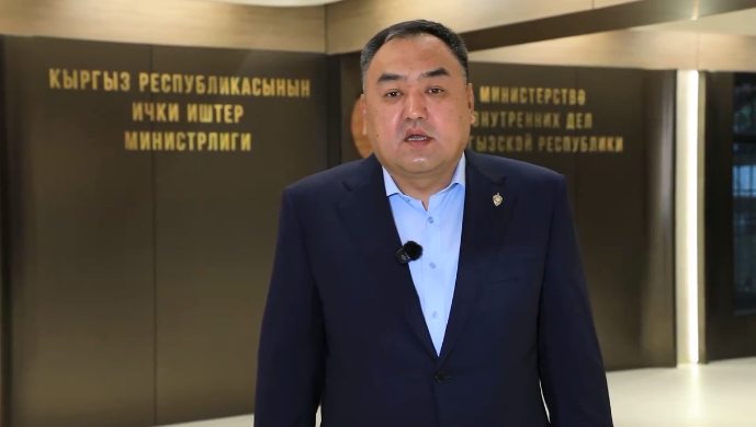 Ички иштер министринин билдирүүсү: Жапыкеевтин кармалышы саясий эмес жана майрамызда кыргыз тили сыногун өтө албайт